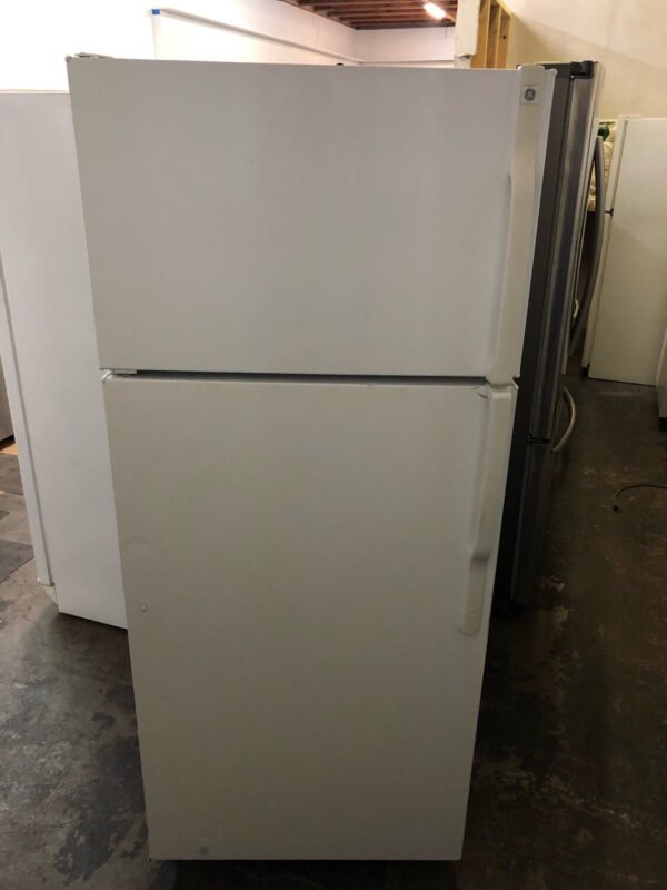 GE 17.9 Cu. Ft. Top mount 30" Refrigerator CTS18HBSBRWW